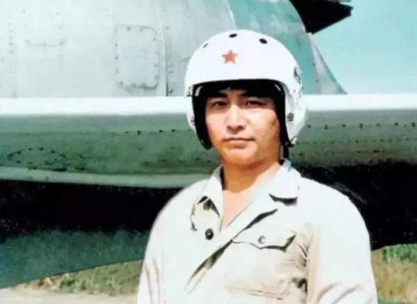 23年了!他的墓前又摆满了战机模型 23年了!他的墓前又摆满了战机模型