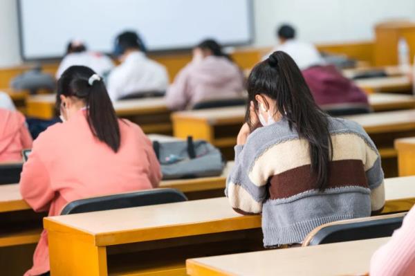 “我19岁了，妈妈还在大学家长群里回复收到”