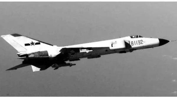 23年了!他的墓前又摆满了战机模型 23年了!他的墓前又摆满了战机模型