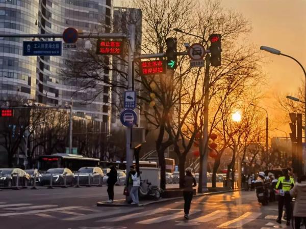 常有车辆被罚!北京这段路禁限行标志有点“隐蔽”!请留意→ 常有车辆被罚!北京这段路禁限行标志有点“隐蔽”!请留意→