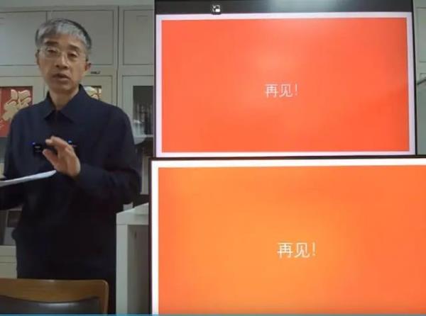 高校教授上课"发传单"？网友：这个世界总有人在写诗！