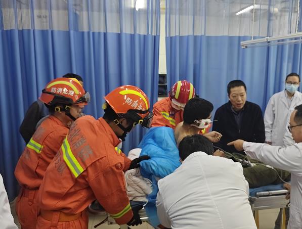 紧急!钢筋刺穿工人身体,紧挨心脏 紧急!钢筋刺穿工人身体,紧挨心脏