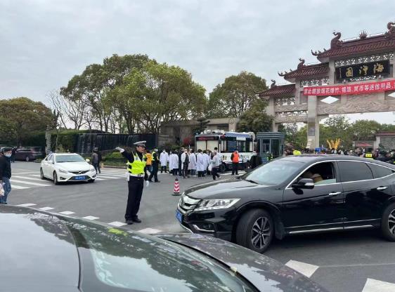 28℃！周末春光大好，上海局地拥堵高峰预警！还有件事要抓紧→