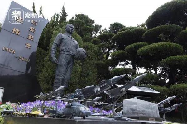 23年了!他的墓前又摆满了战机模型 23年了!他的墓前又摆满了战机模型