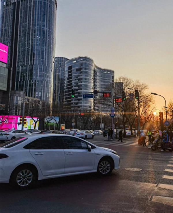 常有车辆被罚!北京这段路禁限行标志有点“隐蔽”!请留意→ 常有车辆被罚!北京这段路禁限行标志有点“隐蔽”!请留意→