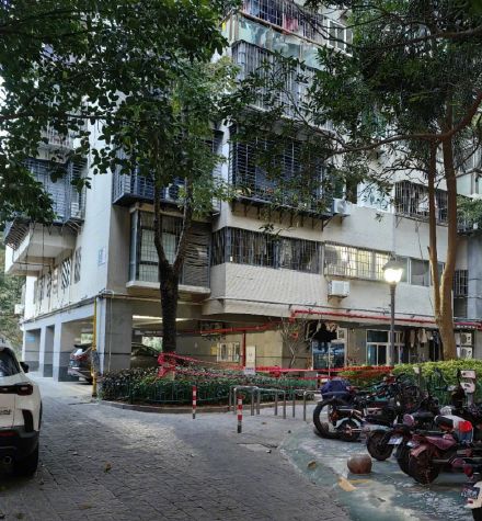 厦门一对姐弟安装防盗网时坠亡，小区居民自发悼念