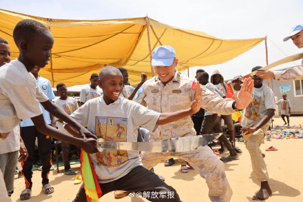 第四批赴阿卜耶伊维和直升机分队开展人道主义援助活动