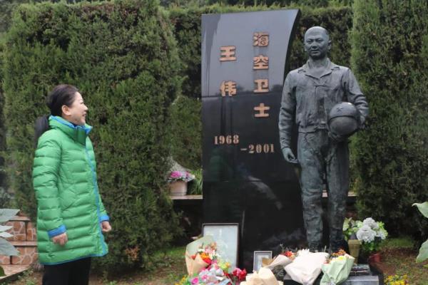 23年了!他的墓前又摆满了战机模型 23年了!他的墓前又摆满了战机模型