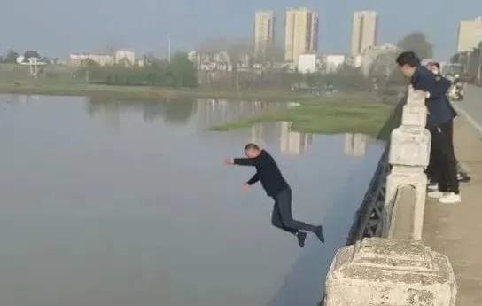 63岁老兵从十多米高处纵身一跃,网友:“这得多大勇气!” 63岁老兵从十多米高处纵身一跃,网友:“这得多大勇气!”