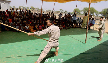 第四批赴阿卜耶伊维和直升机分队开展人道主义援助活动