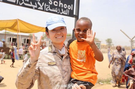 第四批赴阿卜耶伊维和直升机分队开展人道主义援助活动