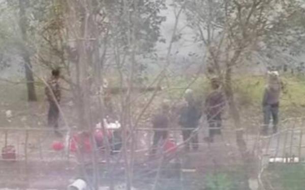 沪一小区墙外一夜之间惊现坟头，至今无人认领