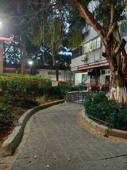 厦门一对姐弟安装防盗网时坠亡，小区居民自发悼念