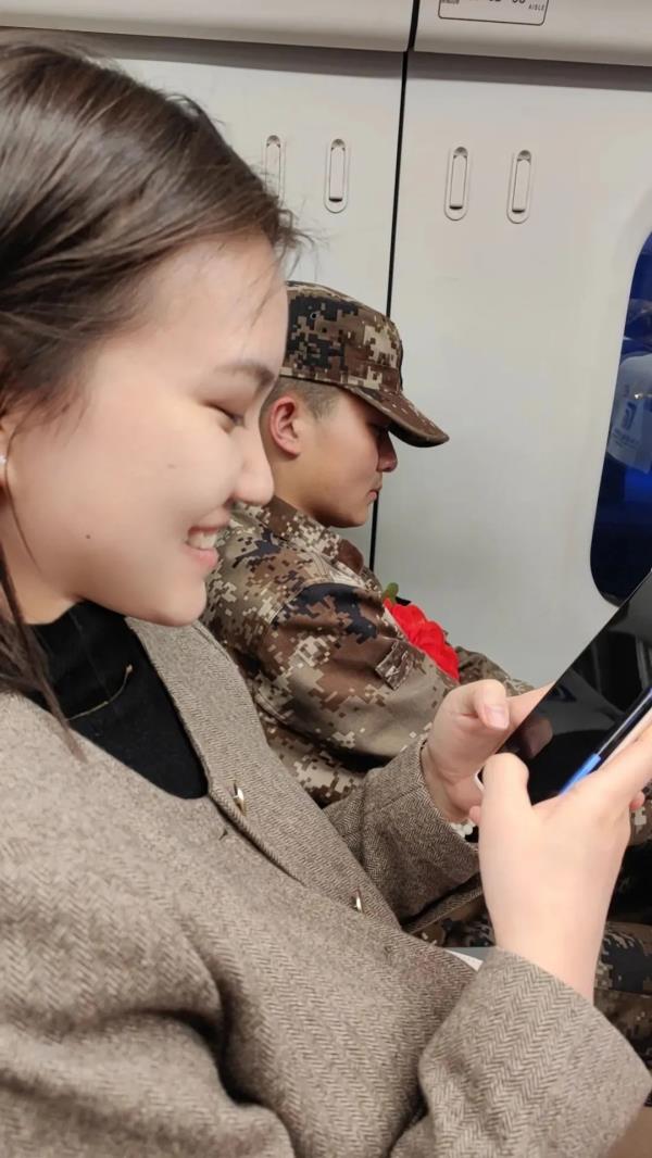 压不住！这嘴角根本压不住