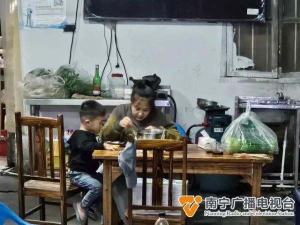 南宁3岁男孩凌晨在烧烤店帮父母分担工作,收酒瓶、搬纸箱、清桌子…… 南宁3岁男孩凌晨在烧烤店帮父母分担工作,收酒瓶、搬纸箱、清桌子……