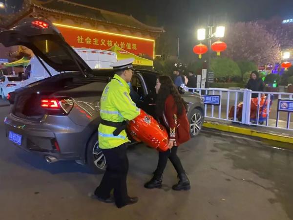 天水交警挪车走红,当事交警回应 → 天水交警挪车走红,当事交警回应 →