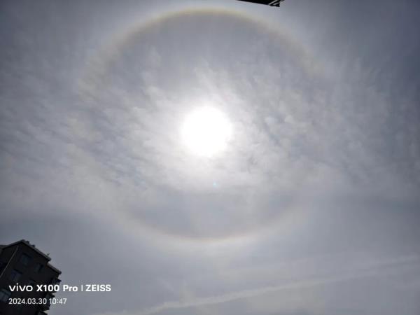 今天申城天空出现美丽日晕,你看到了吗? 今天申城天空出现美丽日晕,你看到了吗?