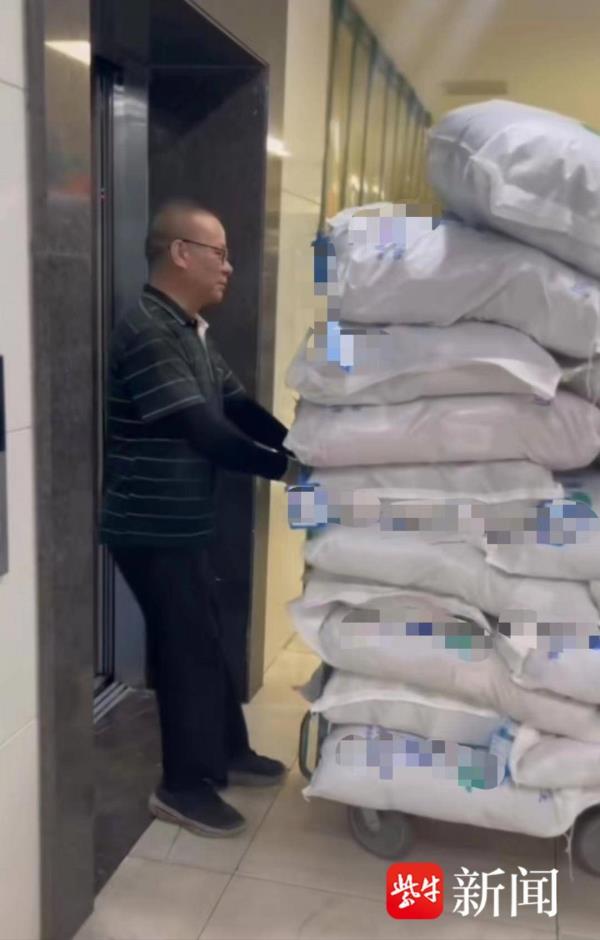 为寻找失踪27年的儿子,59岁父亲在南京开了一家贴满寻亲海报的裁缝店 为寻找失踪27年的儿子,59岁父亲在南京开了一家贴满寻亲海报的裁缝店