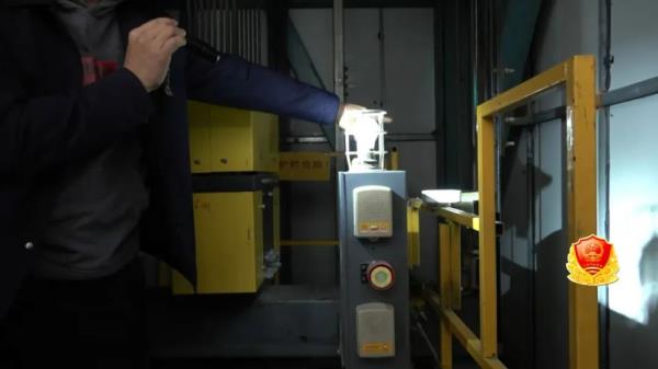 离谱!真人和“纸片人”一起维保电梯?立案调查 离谱!真人和“纸片人”一起维保电梯?立案调查