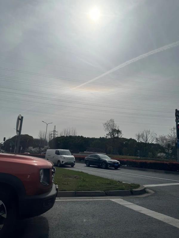 今天申城天空出现美丽日晕,你看到了吗? 今天申城天空出现美丽日晕,你看到了吗?