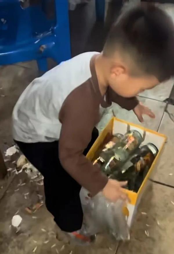 南宁3岁男孩凌晨在烧烤店帮父母分担工作,收酒瓶、搬纸箱、清桌子…… 南宁3岁男孩凌晨在烧烤店帮父母分担工作,收酒瓶、搬纸箱、清桌子……