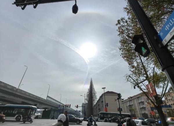 今天申城天空出现美丽日晕,你看到了吗? 今天申城天空出现美丽日晕,你看到了吗?