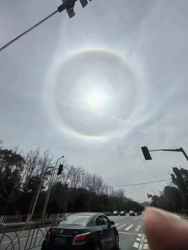 今天申城天空出现美丽日晕,你看到了吗? 今天申城天空出现美丽日晕,你看到了吗?