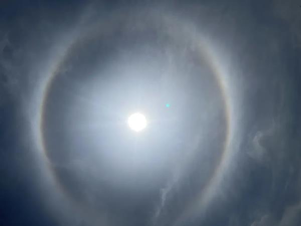 今天申城天空出现美丽日晕,你看到了吗? 今天申城天空出现美丽日晕,你看到了吗?