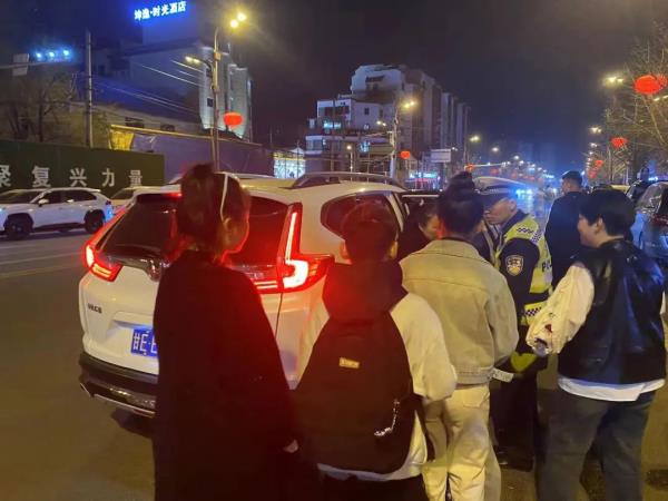 天水交警挪车走红,当事交警回应 → 天水交警挪车走红,当事交警回应 →