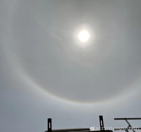 今天申城天空出现美丽日晕,你看到了吗? 今天申城天空出现美丽日晕,你看到了吗?