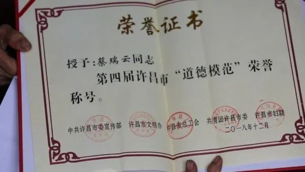 88岁老人2元理发20年 网友：瘦弱老奶奶，却像巨人