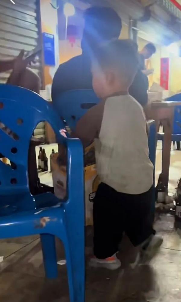 南宁3岁男孩凌晨在烧烤店帮父母分担工作,收酒瓶、搬纸箱、清桌子…… 南宁3岁男孩凌晨在烧烤店帮父母分担工作,收酒瓶、搬纸箱、清桌子……