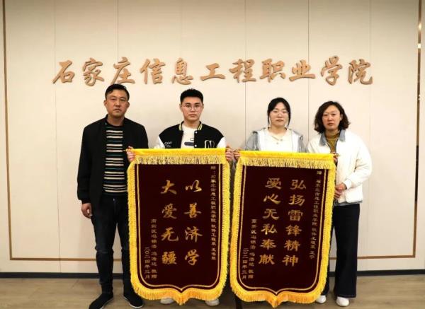 大学生乘坐网约车秒变“代驾” 网友怒赞:好样的! 大学生乘坐网约车秒变“代驾” 网友怒赞:好样的!