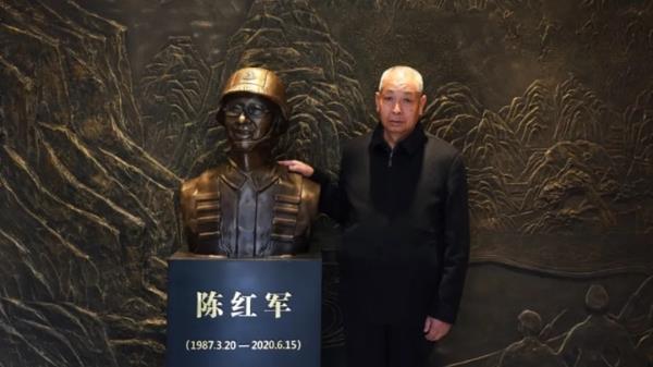 这张父子的“合影”，让人泪目……