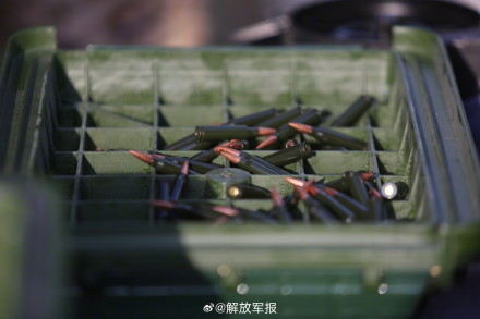 实弹射击训练，发发精准！