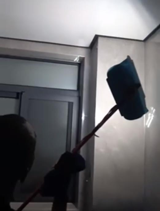 房东拿探照灯逐寸检查索赔万元？当地通报
