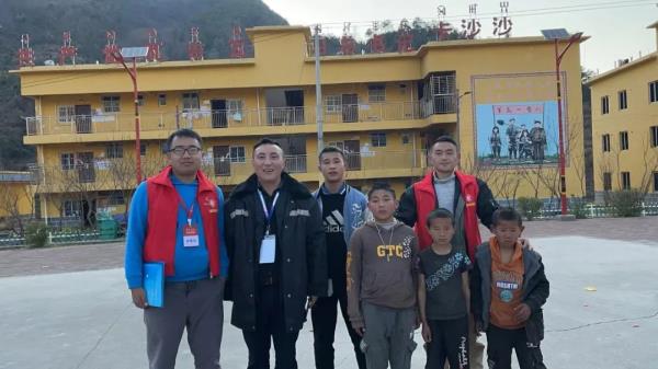 “用四个小时翻山越岭去上学!”网友拍到震撼一幕,评论区:当初我也是这样…… “用四个小时翻山越岭去上学!”网友拍到震撼一幕,评论区:当初我也是这样……