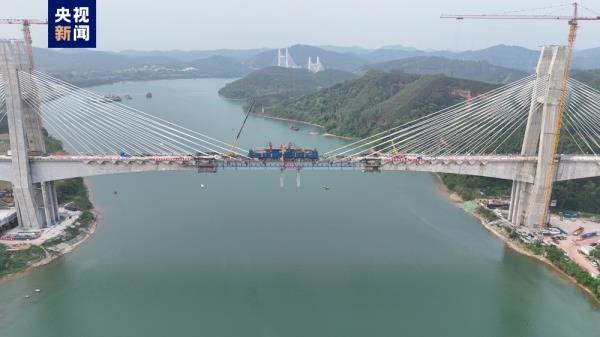 南深高铁南玉段六律邕江特大桥顺利合龙