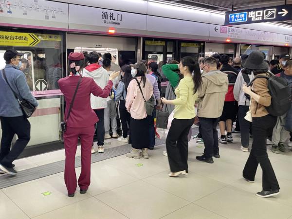 踏春赏花正当时 武汉地铁客流创新高