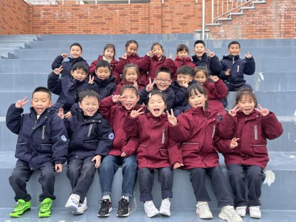 二年级女生冲进教室，眼前一幕看哭了