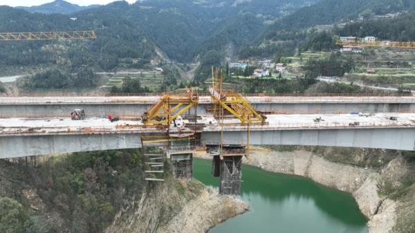 贵州又一特大桥全桥合龙