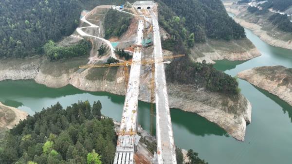 贵州又一特大桥全桥合龙