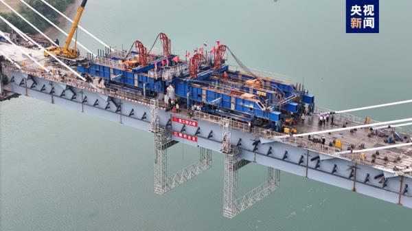 南深高铁南玉段六律邕江特大桥顺利合龙