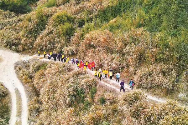 墓碑上没有名字,非亲非故,村民为何翻山越岭去祭奠? 墓碑上没有名字,非亲非故,村民为何翻山越岭去祭奠?