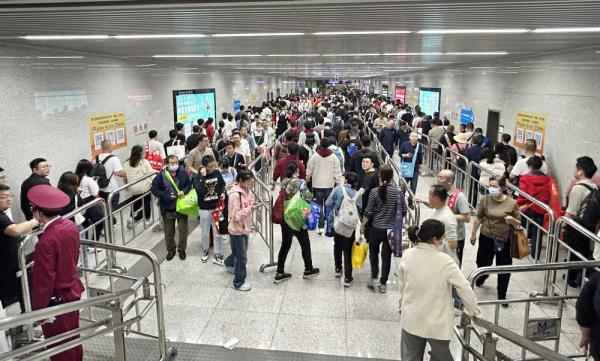 踏春赏花正当时 武汉地铁客流创新高