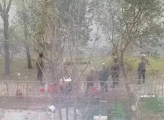 小区外突然多了座坟，家属磕完头消失了……后续来了