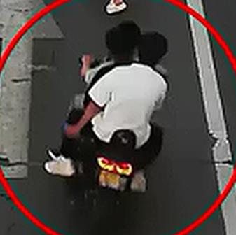 电动车撞行人，4人倒地不起！