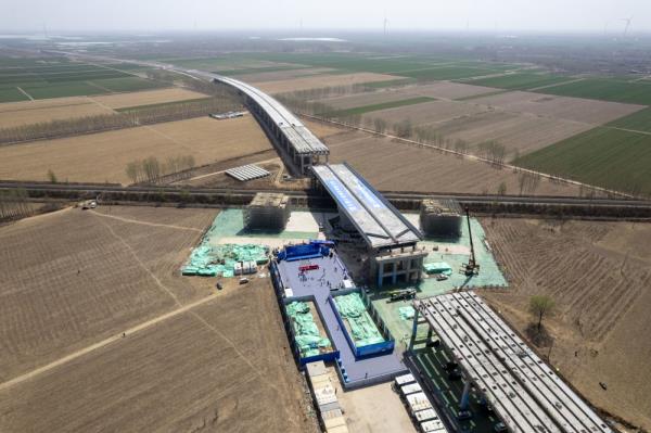 上跨邯黄铁路分离式立交桥成功“转身”