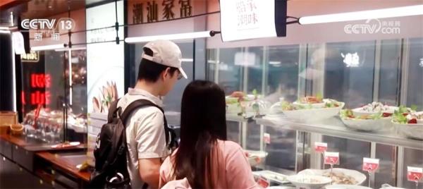 深圳多个口岸迎来入境客流高峰 深港“融合”消费升温展现美好前景