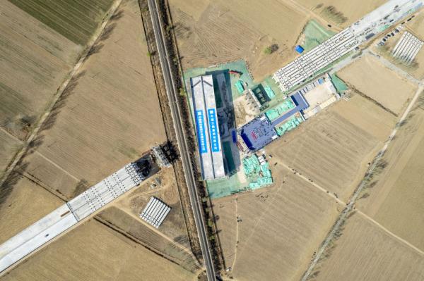 上跨邯黄铁路分离式立交桥成功“转身”